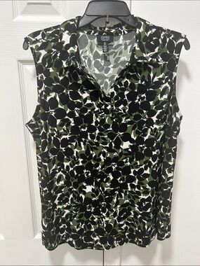Jones New York Sleeveless Collared Floral Print Top in Black and Olive